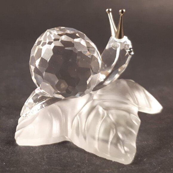 Swarovski snail on a frosted wine leaf - Picture 4 of 9